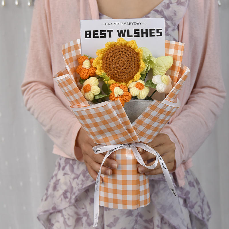 ดอกทานตะวันผ้าขนสัตว์ + ดอกเดซี่เล็ก 5 ดอก + โบว์สไตล์สีส้ม