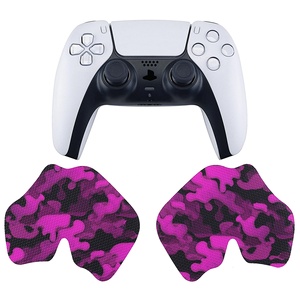 Almohadillas de Goma Suave con Textura Profesional Antideslizantes y Absorbentes de Sudor en Camuflaje Rojo Rosa y Negro para el Control de PS5 - Product Image 3