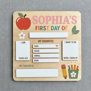 Insegna in Legno a Tema Ritorno a Scuola con Sezioni Riempibili per Traguardi Scolastici e Ricordi - Product Image 2