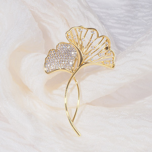 Venta al por mayor de Europa de alto grado en forma de corazón broche de diamante vestidos de mujer broches de traje - Product Image 6
