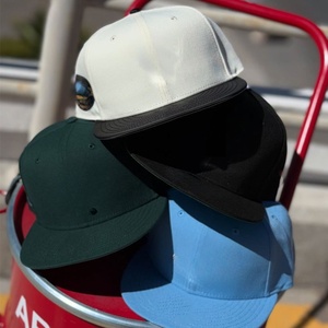 Nuevas Gorras Ajustadas de Visera Plana New Era Originales, Gorras de Béisbol de 5 Paneles con Visera Curva y Cierre a Presión - Product Image 1