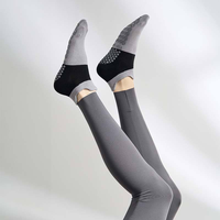 Vente chaude filles dames multicolore Ballet cheville exercice Yoga chaussettes dames antidérapant Pilates chaussettes avec poignée