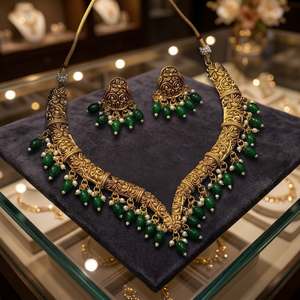 Conjunto de collar tipo gargantilla chapado en oro antiguo tradicional con forma de V tallada, flecos de perlas blancas y pendientes a juego. - Product Image 1