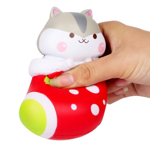 Juguete antiestrés de hámster exprimible de TPE con diseño de calcetín de fresa para niños de 2 a 4 años, unisex - Product Image 4