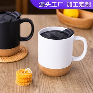 Taza de cerámica con base de corcho, diseño minimalista negro, para café, té, regalo. - Product Image 4