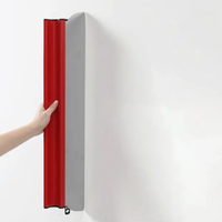 Outil de raclage et de nivellement pour enduit mural, avec racloir rouge et grand outil blanc