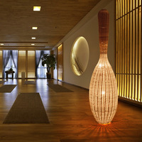 Style minimaliste, décoration intérieure en osier, fait à la main, bambou, rotin, tissé, lampe autoportante, lampadaire en bambou
