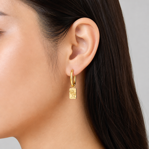 Boucles d'oreilles créoles rectangulaires en acier inoxydable plaqué or 14K sous vide, motif palmier, breloques tropicales - Product Image 5
