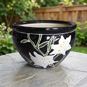 Maceta de Cerámica con Diseño de Lirios Blancos, Acabado Negro Glaseado, Hecha a Mano, Estilo Clásico, para Plantas de Interior - Product Image 3