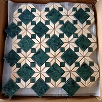 Mosaïque de marbre beige et vert, design rétro classique du milieu du siècle, parquet mural et de sol en pierre découpée au jet d'eau