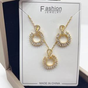 Collar colgante redondo chapado en oro de 18 quilates de lujo con cadena de eslabones Diseño de conjunto de joyería de moda - Product Image 5