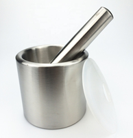 Ensemble mortier et pilon robuste avec couvercle en silicone