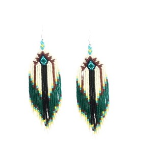 Vente en gros de boucles d'oreilles pendantes en perles de rocaille Boho tendance pour femmes bijoux longs et colorés faits à la main en vert et blanc - Product Image 1