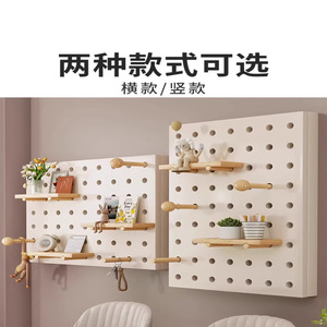 Estante de pared moderno minimalista con ganchos y estantes para organizar llaves, cables y artículos pequeños. - Product Image 4