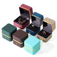Boîte à bijoux en cuir PU haut de gamme à bords dorés, coins arrondis, motif uni, sans fermeture, emballage élégant pour bagues et bracelets