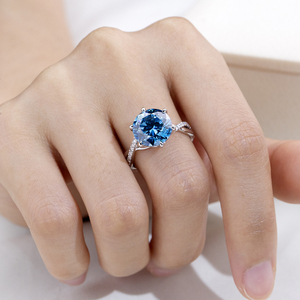 Anillo de compromiso MSR-2182 de oro de 18 quilates con diamante azul talla redonda y detalles de diamantes para mujer, estilo clásico - Product Image 3