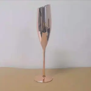 Bicchiere da champagne con bocca inclinata in oro rosa effetto specchio per matrimonio