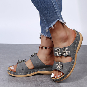 Sandalias de cuña para mujer de talla grande, estilo retro con flores, para exteriores, casuales, tipo chancla. - Product Image 2