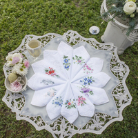 Vente en gros de mouchoirs en coton 100% doux de qualité supérieure, 60s, petits mouchoirs de 11*11 pouces, brodés de fleurs avec dentelle pour femmes