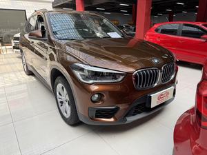 SUV <span class=keywords><strong>BMW</strong></span> <span class=keywords><strong>X1</strong></span> <span class=keywords><strong>XDrive</strong></span> 28i 2017 Usado Caja de Cambios Automática Asientos de Cuero Tamaño de Llanta R19 Interior Oscuro Capacidad del Motor 4L Tracción AWD - Product Image 2