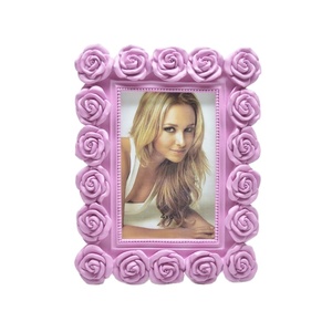 Cornice Portafoto Grande con Rosa Viola, Stile Shabby Chic, Cornice Floreale in Resina Splendidamente Realizzata per la Casa - Product Image 1