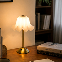Lampe de table avec abat-jour en forme de fleur blanche style INS, poteau en métal doré, interrupteur de commande, LED décorative, lampe de chevet pour la chambre à coucher, décoration de la maison