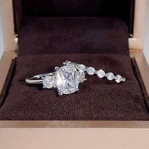 Set di Anelli Impilabili con Quattro Punte in Moissanite Simulata per Donne, Gioielli Scintillanti Abbinati per Coppie - Product Image 6