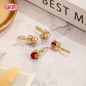 Pendientes de Aro con Lazo de Perlas Rojas Festivas y Circonitas, Chapados en Oro de 18K, de Latón, Joyería Clásica Unisex - Product Image 3