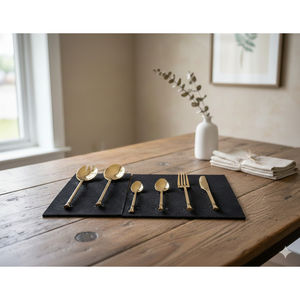 Ensemble de couverts en acier inoxydable finition or, écologique, six pièces, pour les fêtes, présenté sur deux supports noirs - Product Image 3