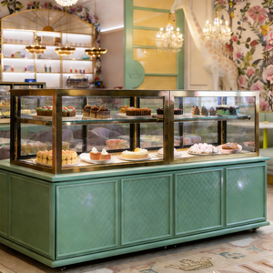 Patisserie Modern Anggun dengan Toonbank Pengatur Iklim Kaca, Toonbank Terbuka Bertingkat, dan Panel Lapisan LED Terintegrasi - Product Image 6