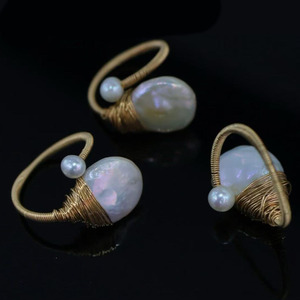 Anillo Hecho a Mano con Alambre de Oro de 14K, Diseño de Dos Perlas Naturales Barrocas de Agua Dulce, Anillo Elegante para Mujer - Product Image 1
