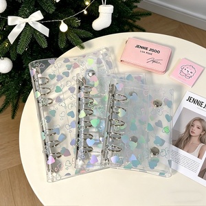 Carnet de notes A6/A7 holographique en forme de cœur, nouveau design, faible quantité minimale de commande, en PVC transparent, rechargeable à 6 anneaux, avec 2 boutons-pression et système d'enveloppes pour espèces - Product Image 5