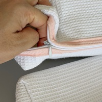 Pochette zippée en tissu gaufré extensible blanc, broderie filée style écriture bébé, fermeture éclair supérieure, languette PVC, ensemble souvenir nouveau-né pour baby shower