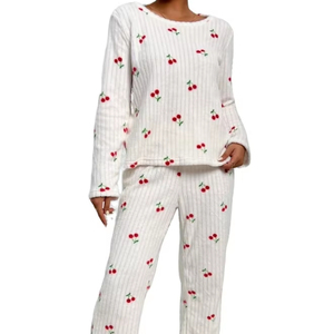 Ensemble de pyjama en coton de haute qualité pour femmes, imprimé cerise, haut et pantalon, collection de créateur, vente en gros - Product Image 1