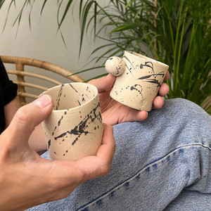 Venta al por mayor <span class=keywords><strong>de</strong></span> diseño <span class=keywords><strong>de</strong></span> mango <span class=keywords><strong>de</strong></span> bola redonda pintado a mano tinta <span class=keywords><strong>porcelana</strong></span> Latte taza antigua té café taza y platillo conjunto - Product Image 4