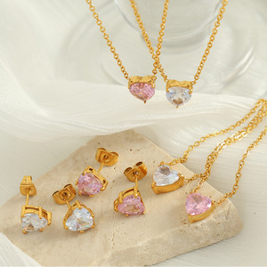 Conjunto de collar y aretes con circonitas en forma de corazón para mujer, joyería de fiesta, engaste de aleación de zinc, chapado en oro, piedras rosas y transparentes - Product Image 1
