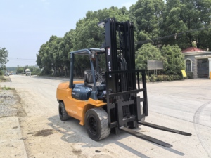 Carretilla elevadora Toyota 7FD usada, 5 toneladas, 3 etapas, 6 metros de altura, motor diésel, bajas horas, bien cuidada, lista para trabajar - Product Image 5