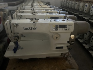 Máquina de Coser Industrial Usada Brother 7000DD UBT con Cortahilos Automático, Segunda Mano, para Prendas de Vestir y Textiles, con Piezas de Repuesto Completas - Product Image 5