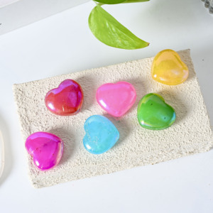 Cuarzo Aura Ángel en forma de corazón, piedra de palma tallada, mini corazón de cristal natural pulido al por mayor para regalo - Product Image 1