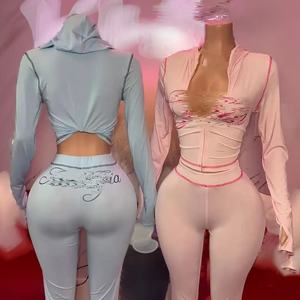 Bộ đồ thể thao nữ Peeqi XS-4132 thời trang 2025, màu trơn, in chữ gợi cảm, áo hoodie tay dài, quần dài hai mảnh - Product Image 1