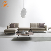 Canapé sectionnel asymétrique moderne avec accoudoirs inclinés, pieds en métal noir mat recouverts de tissu, meubles de salon