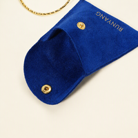 Pochette à bijoux élégante en microfibre bleue avec logo personnalisé et bouton doré pour l'emballage de cadeaux et d'accessoires de boutique