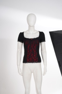 Top de punto para mujer con paneles de encaje negro, manga corta abullonada, cuello cuadrado y forro rojo, estilo vintage oscuro y sexy, informal. - Product Image 6