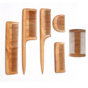 Peigne à barbe en bois de santal à dents larges pour hommes, avec logo personnalisé, antistatique, pour le soin de la barbe, vente en gros - Product Image 1
