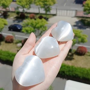 Vente en gros de cristal Hola, sélénite naturelle, petit cœur d'amour sculpté à la main, de haute qualité, tendance bohème, 4 cm, décoration d'intérieur - Product Image 6