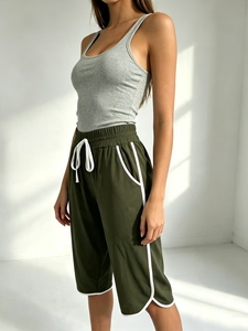 Pantalon de survêtement court tendance pour femme avec passepoil contrastant, taille haute élastique avec cordon de serrage, coupe droite ample et décontractée - Product Image 2