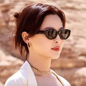 แว่นกันแดดทรงแคทอายสไตล์เรโทรใหม่สำหรับผู้หญิง กรอบพลาสติกสีดำ ป้องกันรังสียูวี 400 โพลาไรซ์ ป้องกันแสงแดด เหมาะสำหรับขับรถ - Product Image 3