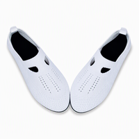Chaussures de sport aquatiques multifonctions pour femmes et hommes, légères, à séchage rapide, à semelle plate, pour la plage, la piscine, le surf, le yoga, avec empeigne en mesh et semelle extérieure en TPR