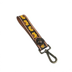 Porte-clés en cuir repoussé à la main floral fait à la main avec motifs Country wild west et accents aztèques porte-clés en cuir personnalisé lanière - Product Image 1