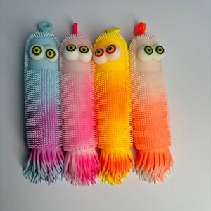 Jouet lumineux en caoutchouc souple TPR, bicolore, en forme de chenille de maïs, avec yeux convexes et fonction musicale, pour marché nocturne, tapis de puzzle pour tous les âges - Product Image 2